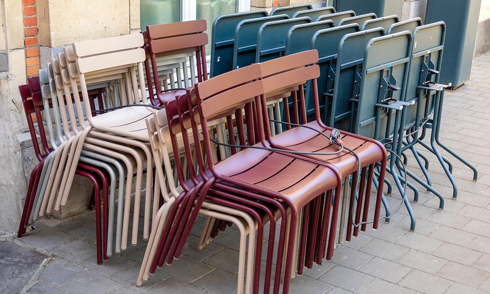 4 Factors That Affect Chairs and Tables for Rent Prices